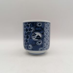 Tazza da tè bianca/blu con motivi tradizionali