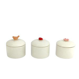 HOME SOCIETY Scatolina in ceramica bianca con decoro assortito – 6,4 x 7 x 7 cm